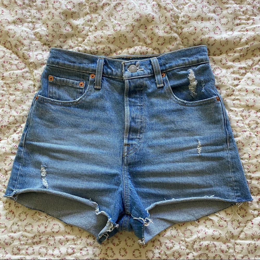 Levi’s ribcage denim short in Tango Beach